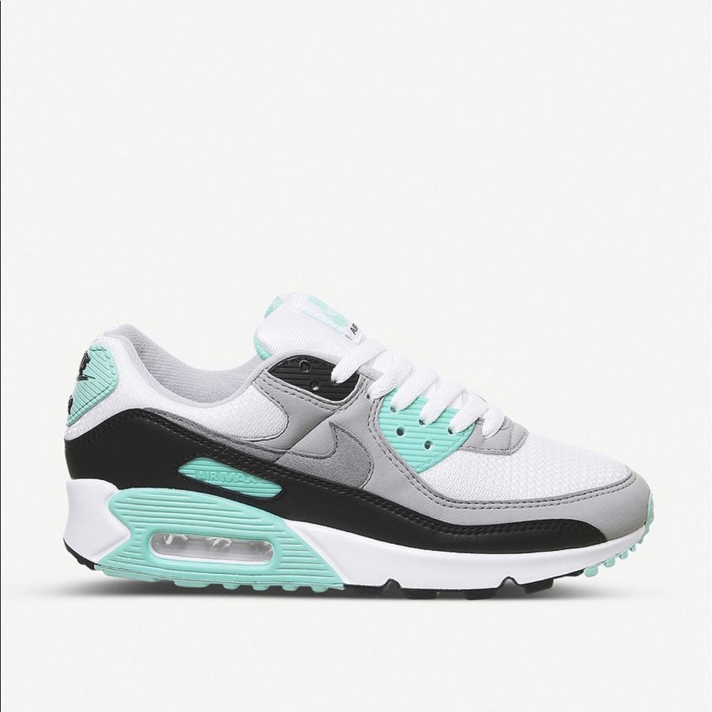 NIKE